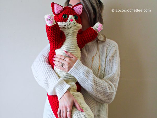 crochet Valentine Kitty Pillow free pattern