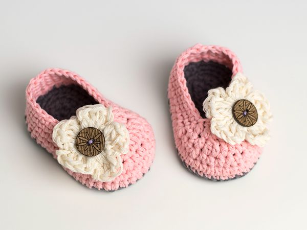 Little Daisy Baby Booties – Share a Pattern