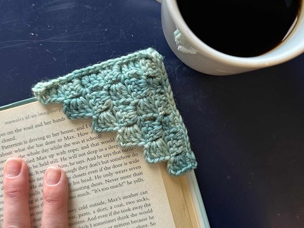 crochet C2C Corner Bookmark free pattern